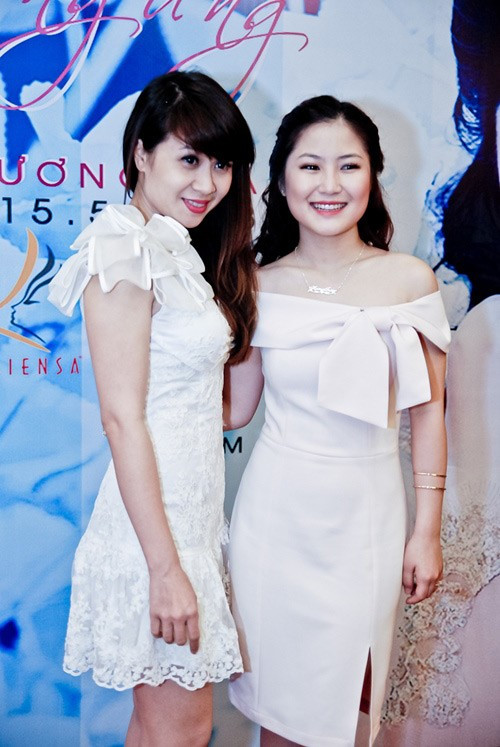 Cô mặc chiếc đầm 