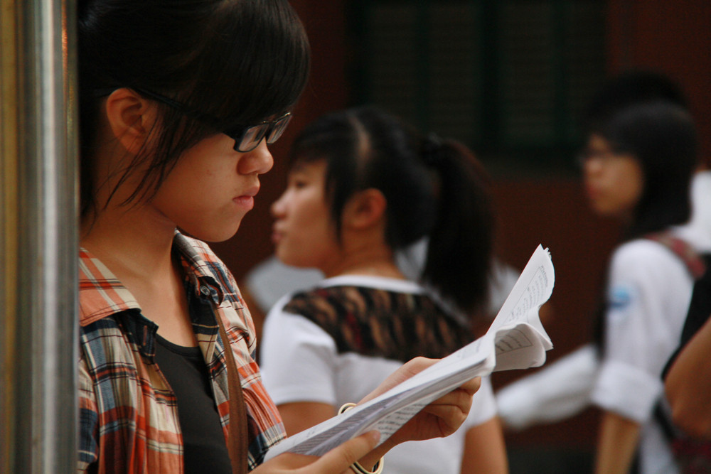 Một sĩ tử xem lại bài trước giờ vào thi. Ảnh: Trường Phong