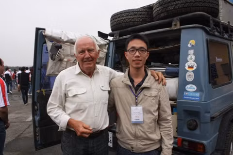 Ông vui vẻ chụp ảnh cùng người hâm mộ