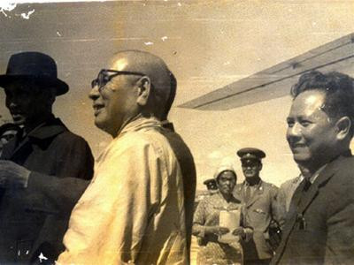 Giáo sư Dương Tiềm (phía sau) tháp tùng Hòa thượng Thích Đôn Hậu thăm Mông Cổ (1969). Giáo sư Dương Tiềm (phía sau) tháp tùng Hòa thượng Thích Đôn Hậu thăm Mông Cổ (1969).