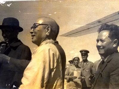 Giáo sư Dương Tiềm (phía sau) tháp tùng Hòa thượng Thích Đôn Hậu thăm Mông Cổ (1969).