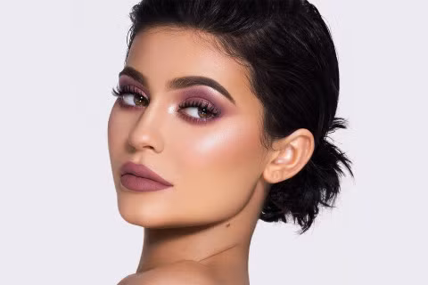 Vượt 'ông chủ Facebook', em gái Kim Kardashian là tỉ phú tự thân trẻ nhất ảnh 2