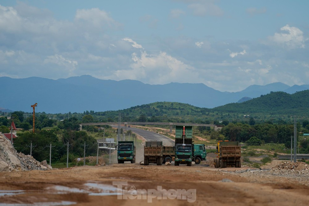 Cao tốc Vĩnh Hảo - Phan Thiết nguy cơ không về đích vào dịp 30/4 tới do giấy phép khai thác mỏ đất hết hạn.