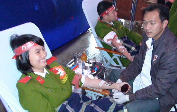 Lần đầu tiên đi hiến máu, Trịnh Thị Xuân Trinh nhanh chóng quên đi nỗi sợ hãi. Ảnh: Trường Phong