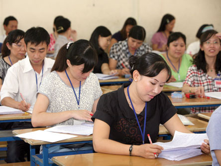 Giáo viên chấm thi môn văn trong kỳ thi tuyển sinh ĐH, CĐ năm 2012 (Ảnh chỉ có tính chất minh họa, không phải nhân vật đề cập trong bài viết). Ảnh: Đào Ngọc Thạch 