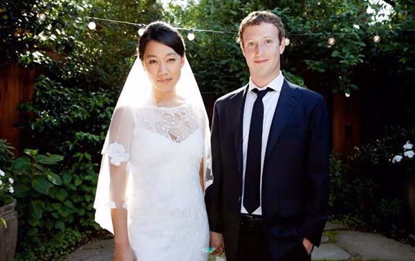 Đảo qua trang cá nhân trên Facebook của Zuckerberg có thể thấy bức ảnh cưới của cặp đôi Zuckerberg - Pricilla Chan.