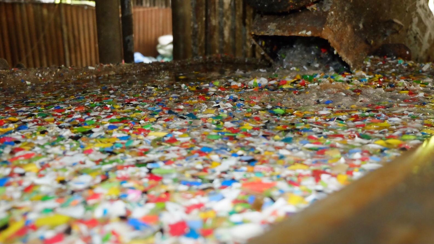 Sau khi làm sạch, phế liệu nhựa sẽ được đem vào máy nghiền thành những hạt nhựa để tái chế thành các sản phẩm nhựa mới.