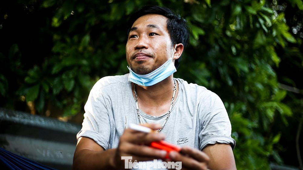 Anh Nguyễn Văn Thắng (Bình Thuận) chia sẻ : "Mình ở đây là ngày thứ 3. Đi xa, ở đường thế này vất vả lắm, nhiều lúc nghĩ tủi. Người nhà rồi anh em các xe động viên nên đành cố chờ ngày có giấy thông hành". Anh Nguyễn Văn Thắng (Bình Thuận) chia sẻ : "Mình ở đây là ngày thứ 3. Đi xa, ở đường thế này vất vả lắm, nhiều lúc nghĩ tủi. Người nhà rồi anh em các xe động viên nên đành cố chờ ngày có giấy thông hành".