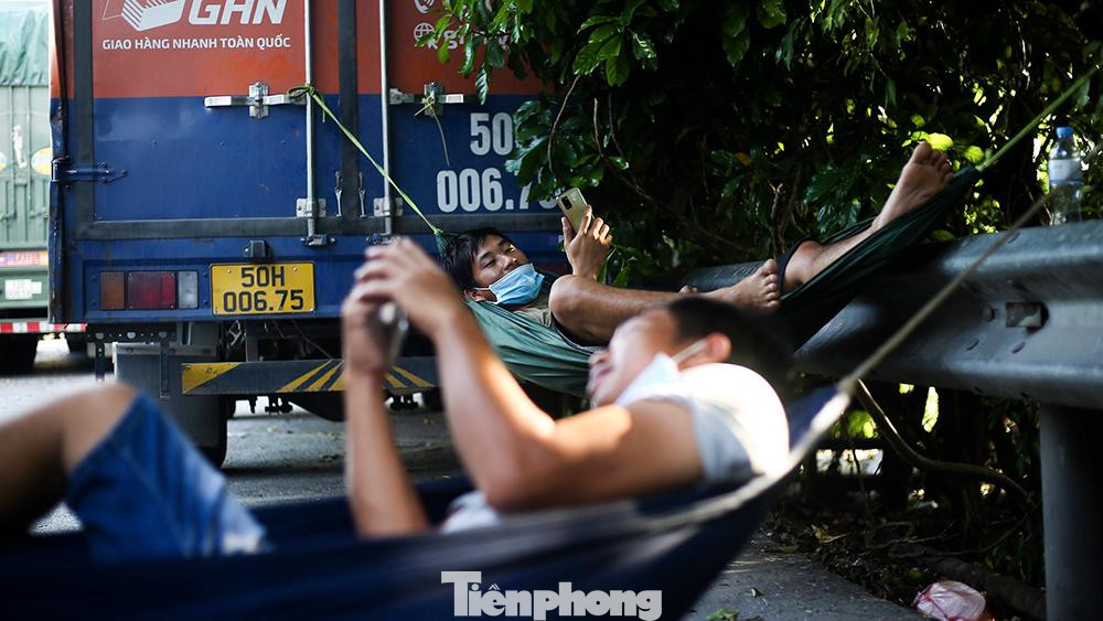 Nhiều tài xế mắc võng ra ven đường nằm vì trong xe quá nóng. Nhiều tài xế mắc võng ra ven đường nằm vì trong xe quá nóng.