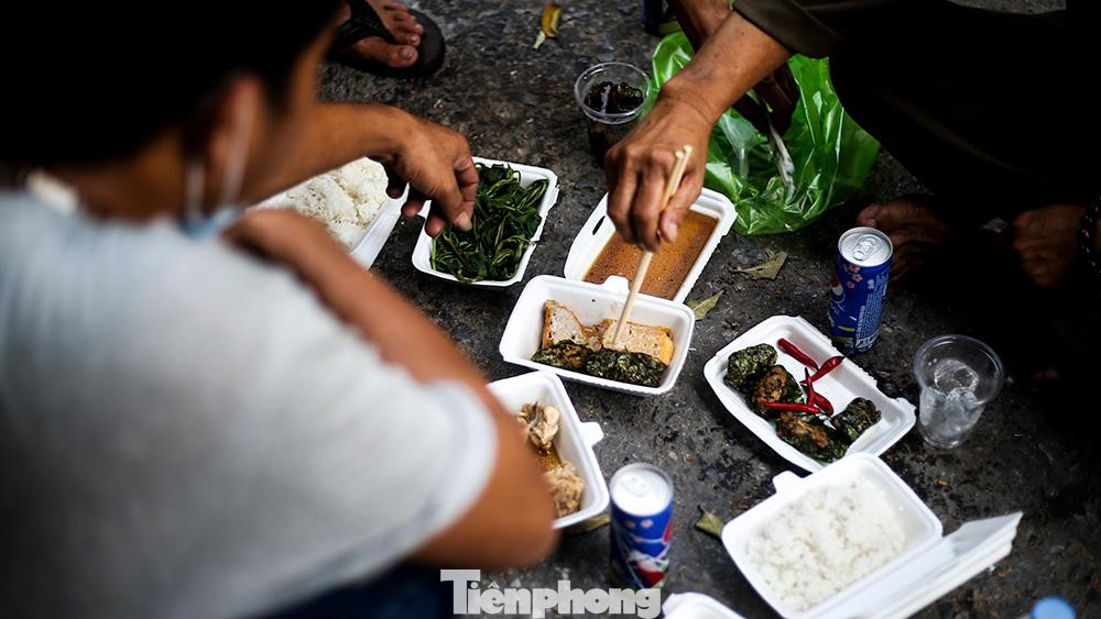 Bữa cơm hôm nay của chú Long, anh Thắng, anh Lê Long gửi mua được nên "sung túc" hơn mọi hôm bao gồm có thịt, chả, rau và nước ngọt. Bữa cơm hôm nay của chú Long, anh Thắng, anh Lê Long gửi mua được nên "sung túc" hơn mọi hôm bao gồm có thịt, chả, rau và nước ngọt.