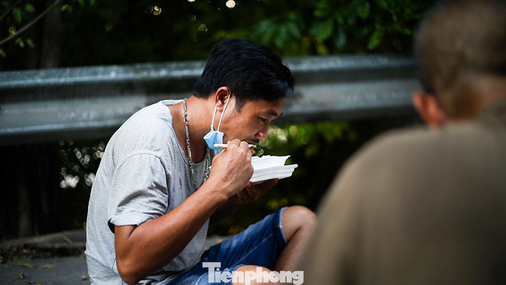 Những bữa cơm bụi này đã gắn với anh Thắng suốt 3 ngày hôm nay. Những bữa cơm bụi này đã gắn với anh Thắng suốt 3 ngày hôm nay.