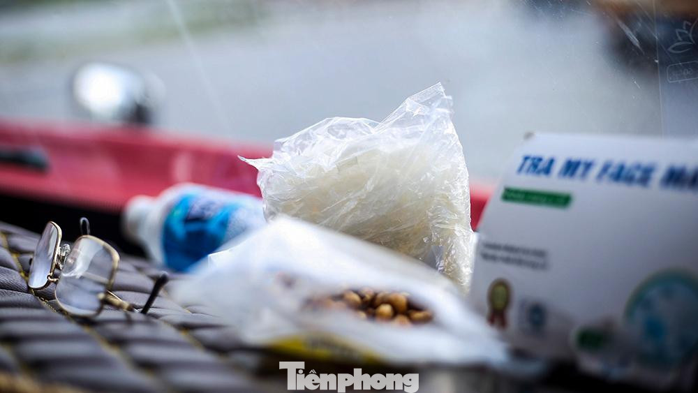 Bữa trưa của chú Thảo khá đạm bạc bao gồm gói ngô cay và mỳ gạo. Bữa trưa của chú Thảo khá đạm bạc bao gồm gói ngô cay và mỳ gạo.