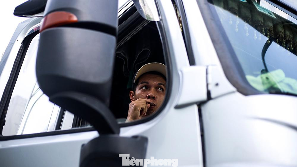 Cùng cảnh ngộ với chú Thảo, anh Phương (lái xe người Bình Định) cũng đã ở đây đến ngày thứ 3. Cùng cảnh ngộ với chú Thảo, anh Phương (lái xe người Bình Định) cũng đã ở đây đến ngày thứ 3.