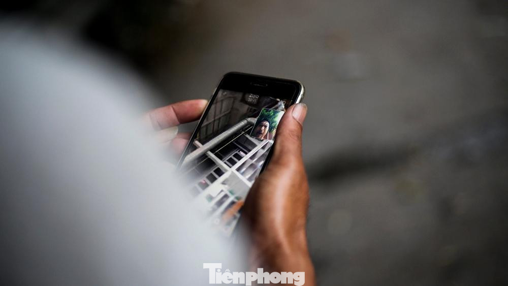 Tranh thủ sau bữa cơm chiều, anh Thắng gọi điện về hỏi thăm tình hình gia đình mình. Tranh thủ sau bữa cơm chiều, anh Thắng gọi điện về hỏi thăm tình hình gia đình mình.