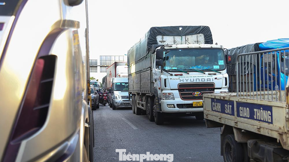 Điểm chốt số 5 trong ngày 27/7 chỉ ùn tắc nhẹ, không còn tình trạng ách tắc trong nhiều giờ đồng hồ như những ngày trước. Điểm chốt số 5 trong ngày 27/7 chỉ ùn tắc nhẹ, không còn tình trạng ách tắc trong nhiều giờ đồng hồ như những ngày trước.