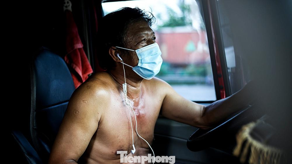 Chú Thảo (lái xe Bình Thuận) chia sẻ: "Tôi đã ở đây được 4 ngày, điều kiện rất khó khăn, nắng nóng nhưng cũng đành chịu vì chưa xin được giấy "luồng xanh". Chú Thảo (lái xe Bình Thuận) chia sẻ: "Tôi đã ở đây được 4 ngày, điều kiện rất khó khăn, nắng nóng nhưng cũng đành chịu vì chưa xin được giấy "luồng xanh".