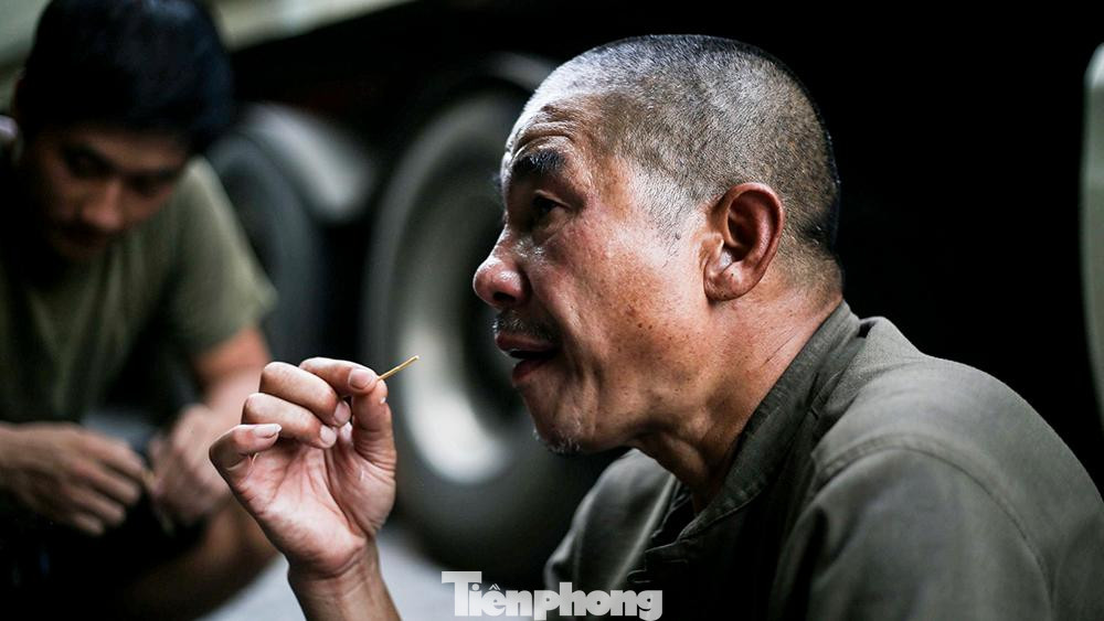 "Cả ngày ở ngoài đường chờ đợi, đến tối đành vào trong xe ngủ một giấc rồi lại phải ra trông hàng. Chỉ mong chính quyền sớm có những biện pháp đối với ngành vận tải hàng hóa chúng tôi mội cách nhanh chóng nhất," chú Long( Linh Đàm, Hà Nội) chia sẻ. "Cả ngày ở ngoài đường chờ đợi, đến tối đành vào trong xe ngủ một giấc rồi lại phải ra trông hàng. Chỉ mong chính quyền sớm có những biện pháp đối với ngành vận tải hàng hóa chúng tôi mội cách nhanh chóng nhất," chú Long( Linh Đàm, Hà Nội) chia sẻ.