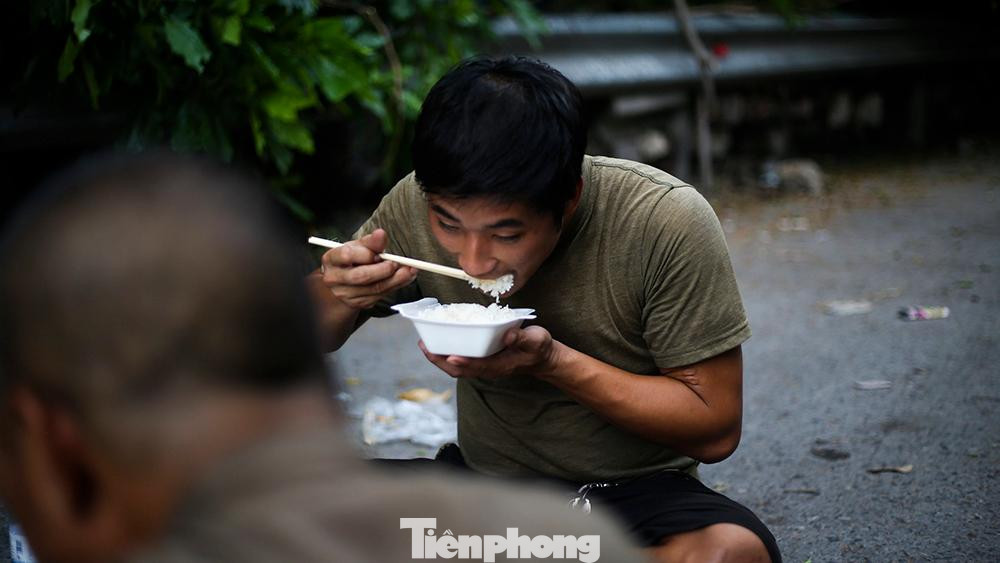 "Nhiều bữa ăn mỳ đến phát ngán. Hôm nay đổi bữa mua được cơm ăn ngon hẳn, lấy sức lại chờ tiếp" anh Long chia sẻ. "Nhiều bữa ăn mỳ đến phát ngán. Hôm nay đổi bữa mua được cơm ăn ngon hẳn, lấy sức lại chờ tiếp" anh Long chia sẻ.
