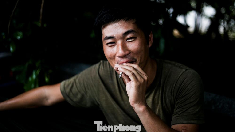 Theo anh Long, anh đang đợi giấy đăng ký "luồng xanh" để chuyển hàng vào nội thành nhưng công ty báo mạng nghẽn. Theo anh Long, anh đang đợi giấy đăng ký "luồng xanh" để chuyển hàng vào nội thành nhưng công ty báo mạng nghẽn.