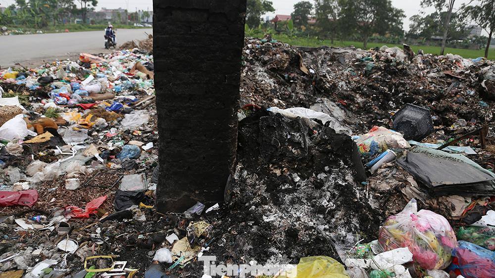 Cột tường khu tập kết rác chuyển sang màu đen.