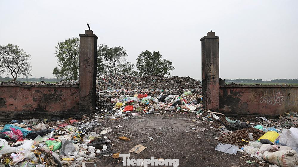 Cổng vào của bãi rác Dương Sơn.
