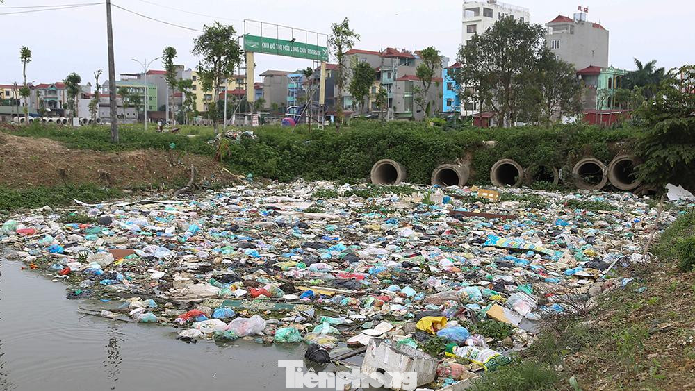 Kênh Đào Thá bị tắc nghẽn do rác thải ở thôn Ngô Nội.