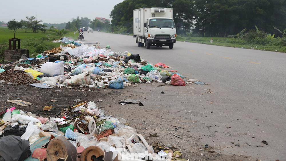 Vì bãi rác nằm ngay trên trục đường chính nên nhiều người dân tiện tay ném luôn những túi rác sinh hoạt xuống đây.