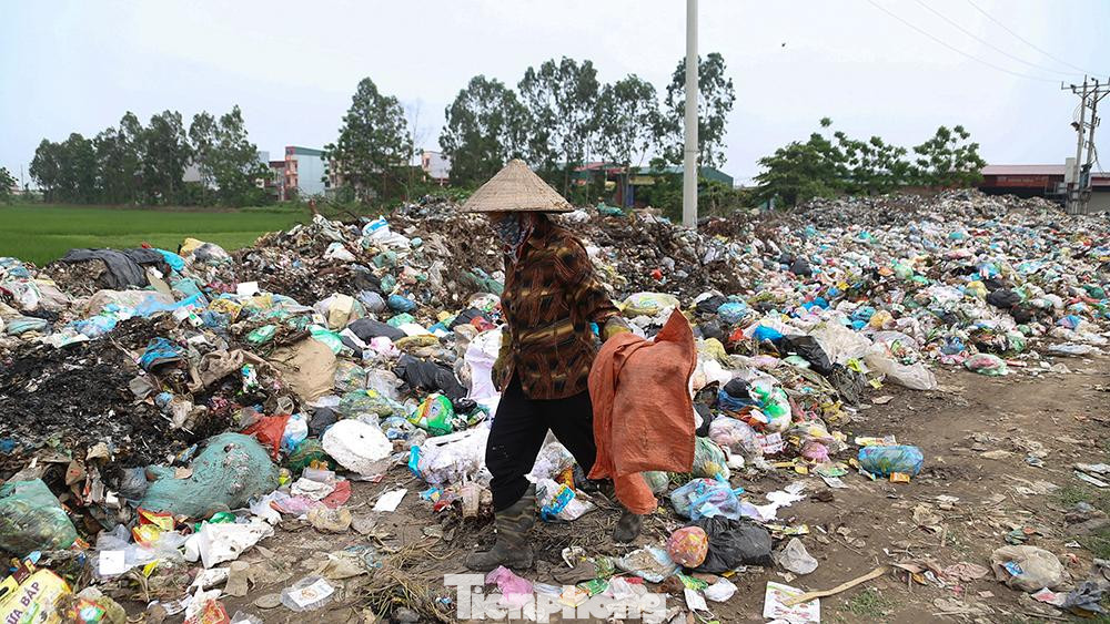 Người dân nhặt rác mưu sinh.