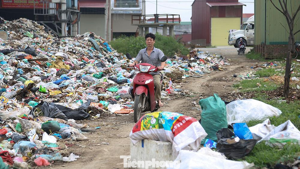 Vì là đường nối ra trục chính và cũng là đường ra ruộng của người dân nên lượng người qua lại đây khá đông.