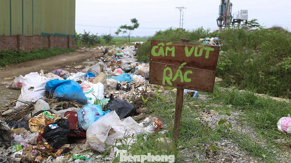 Tuy đã có biển cấm vứt rác nhưng gần 10 năm nay rác chưa bao giờ vơi mà chỉ có đầy lên từng ngày.