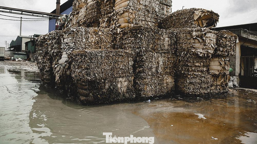 Các cọc giấy thải ven đường cũng "góp mùi" cho sự ô nhiễm nơi đây