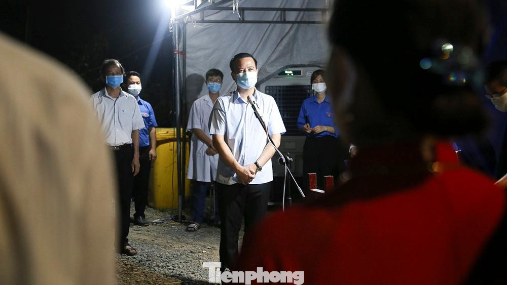 Lãnh đạo huyện Đông Anh đọc quyết định kết thúc việc phong tỏa thôn Lỗ Giao. Lãnh đạo huyện Đông Anh đọc quyết định kết thúc việc phong tỏa thôn Lỗ Giao.