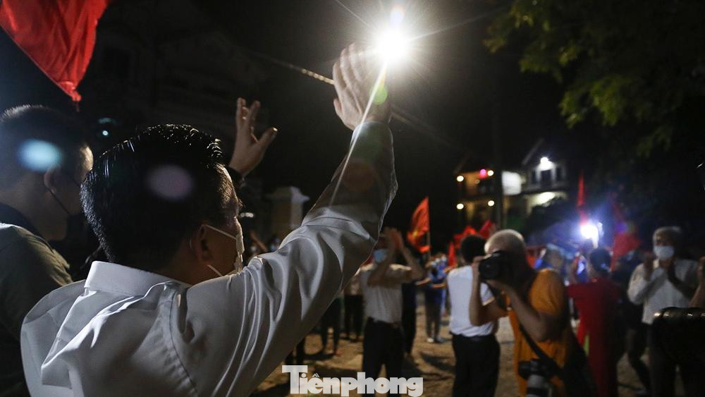 Lãnh đạo Huyện Đông Anh tạm biệt người dân ra về. Lãnh đạo Huyện Đông Anh tạm biệt người dân ra về.