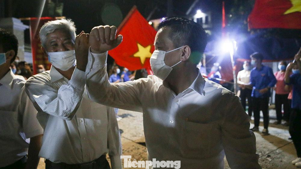 Không quên những cái bắt tay độc đáo cùng người dân Lỗ Giao. Không quên những cái bắt tay độc đáo cùng người dân Lỗ Giao.