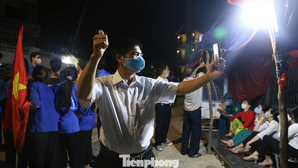 Bác Phan- trưởng thôn Lỗ Giao ngay sau khi quyết định được gỡ bỏ đã gọi điện ngay cho người thân để cùng chung vui. Bác Phan- trưởng thôn Lỗ Giao ngay sau khi quyết định được gỡ bỏ đã gọi điện ngay cho người thân để cùng chung vui.