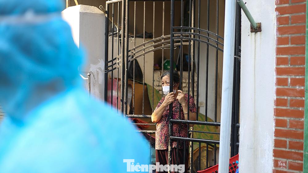 Chốt kiểm soát, tổ COVID-19 sẽ hỗ trợ chuyển hàng vào trong khu vực cách ly, đưa tới gia đình.