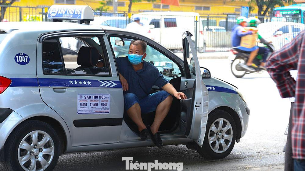 anh Nguyễn Văn Quân thâm niên 11 năm lái xe ngán ngẩm nhìn đồng hồ rồi nổ máy ra về. Nhà anh Quân ở Đông Anh cách trung tâm TP gần 20 cây số.Ngày nào cũng vậy, anh lái xe từ 5h30 ra kiếm "cuốc" gần khu bến xe Giáp Bát rồi vòng vèo đón khách ở các con phố nội thành Hà Nội.