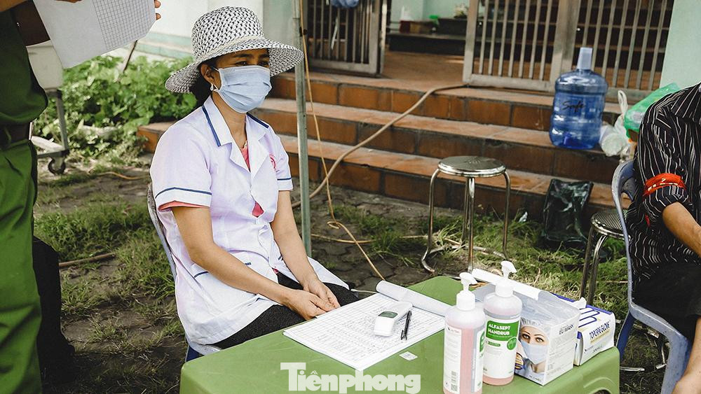 Lực lượng y tế trực chốt cách ly 24/24 để đảm bảo sức khỏe cho người dân.