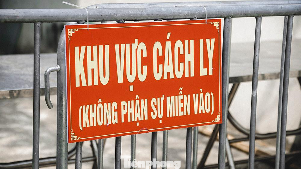Ngay sau đó, ngõ 83 đường Dục Nội (Đông Anh, Hà Nội) nơi ở của ca bệnh 2911 được khoanh vùng, cách ly tại chỗ cho 21 người. Theo thống kê, khu ngõ trên có tất cả 17 hộ dân (bao gồm 73 nhân khẩu).