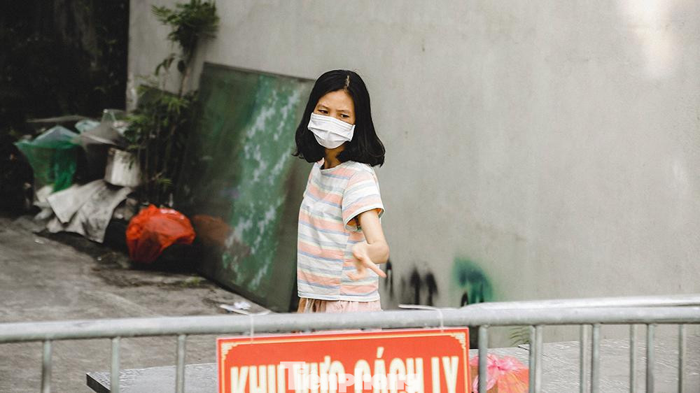 Một người dân trong khu cách ly gửi hàng ra ngoài.