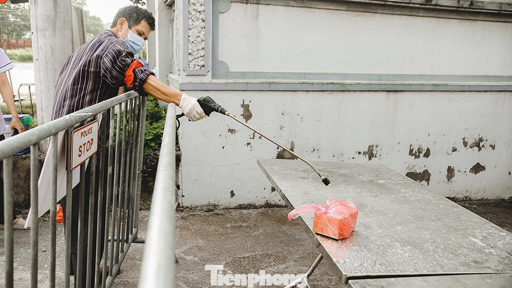 Lực lượng chức năng ngay lập tức tiến hành phun khử khuẩn đồ gửi của khu vực cách ly.