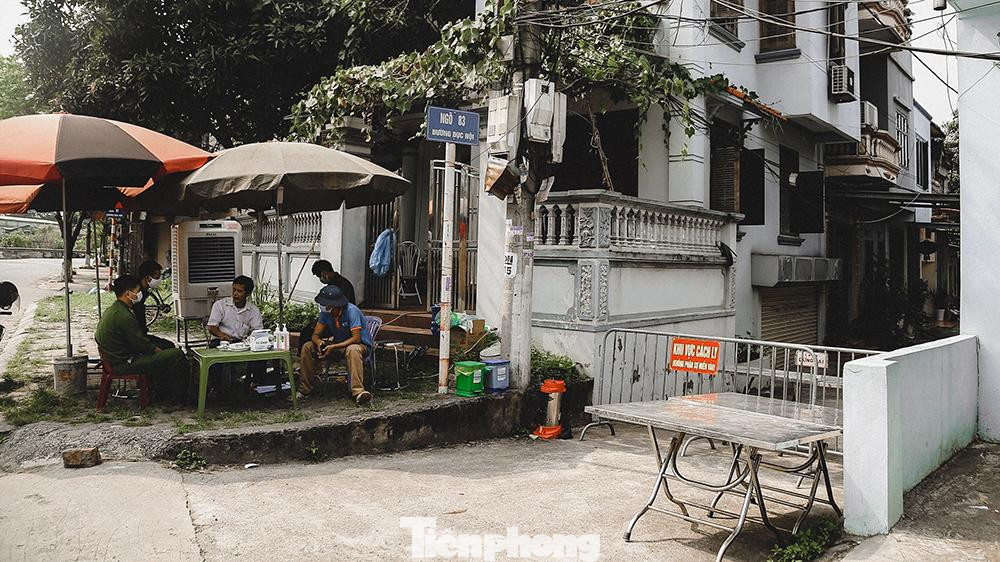 Ngay trong tối 29/4, lực lượng chức năng đã nhanh chóng dựng rào chắn phong tỏa các lối đi vào khu vực nơi nam thanh niên sinh sống.