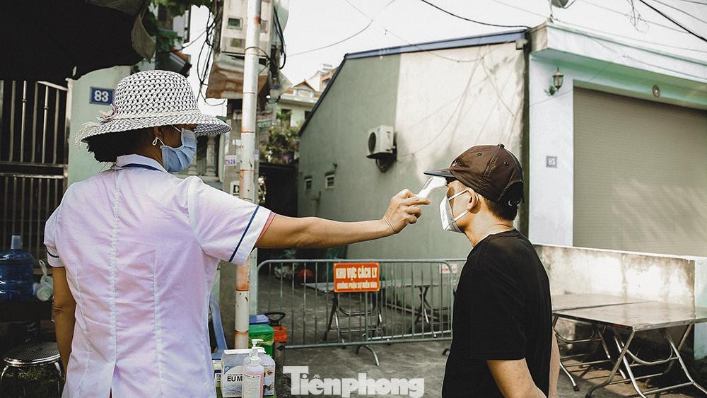 Những người có tiếp xúc gần sẽ phải kiểm tra thân nhiệt và xịt nước sát khuẩn.