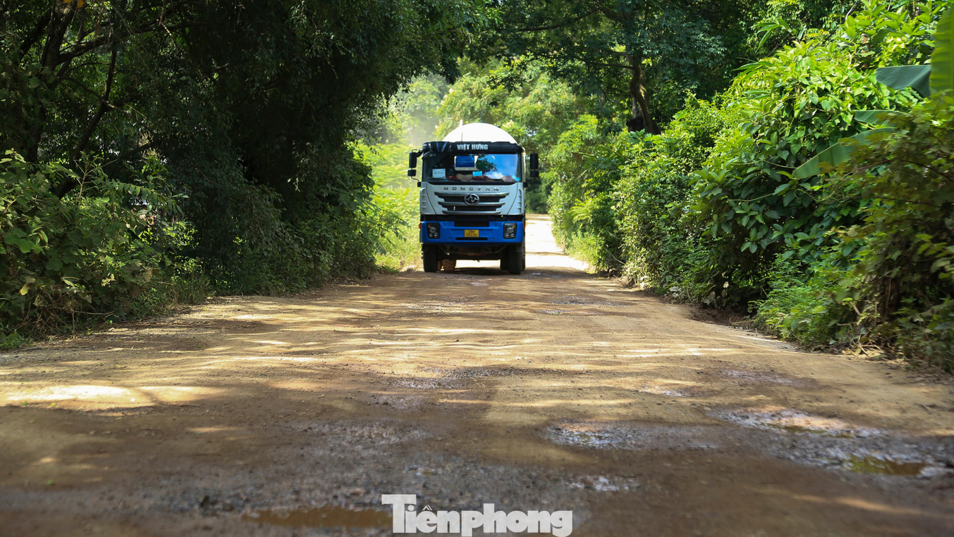 Đường đi vào thôn 5, xã Thạch Hòa luôn trong tình trạng xe chở hàng kéo theo bụi và khói.
