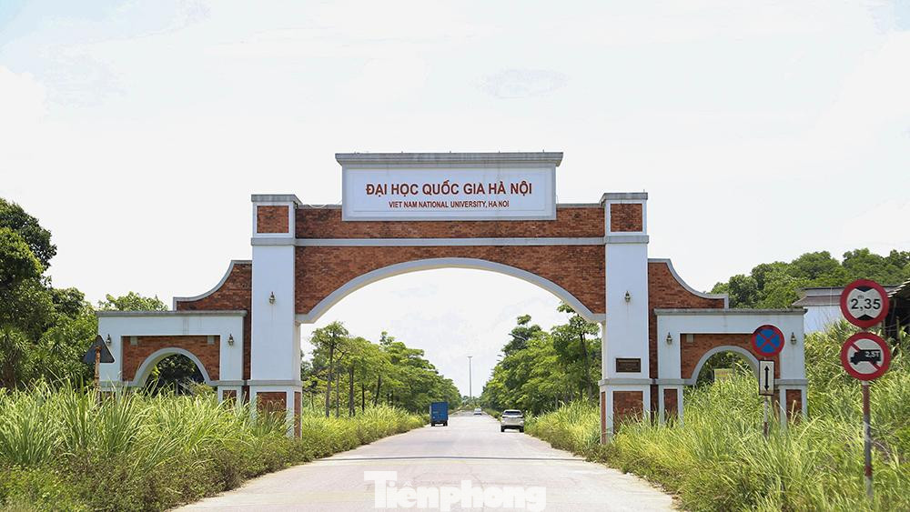 Cổng chào của Đại học Quốc gia Hà Nội- cơ sở Hòa Lạc.