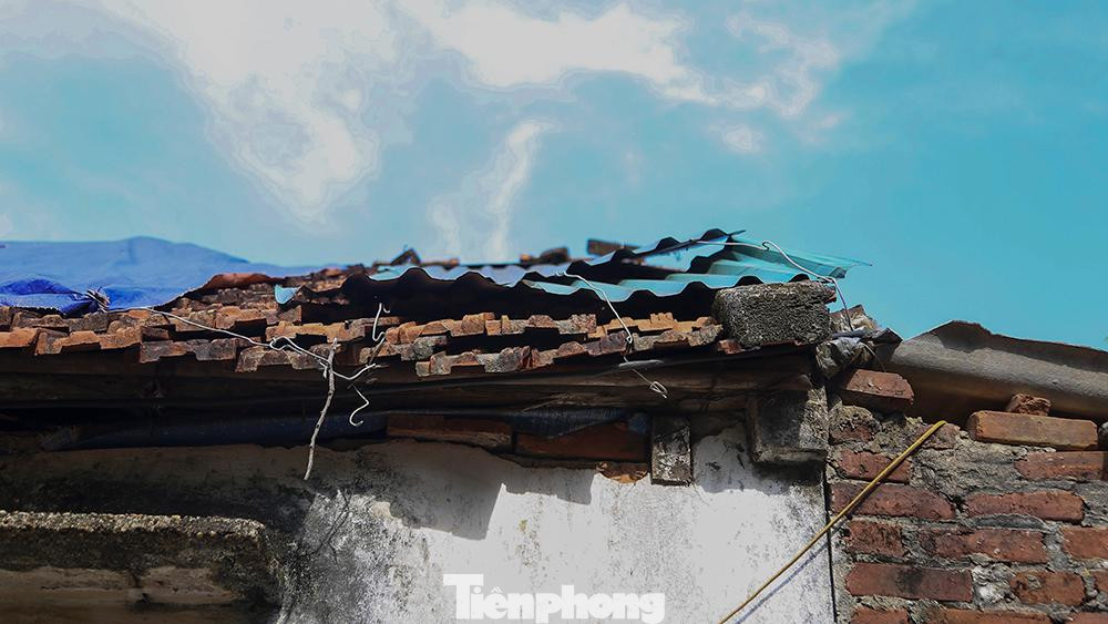 Vì nằm trong diện quy hoạch, phải di dời nên nhiều hộ dân không được xây dựng, không được sữa chữa lớn nên những căn nhà tại nơi đây luôn trong tình trạng " chắp vá tạm".