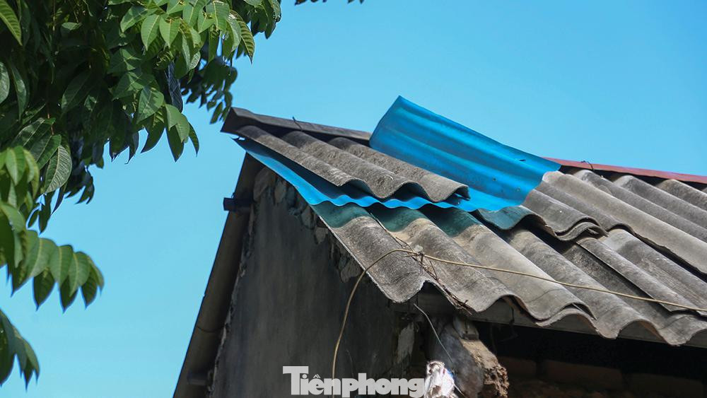 Nhiều đoạn mái phải dùng bạt để che chống dột trong mùa mưa bão.