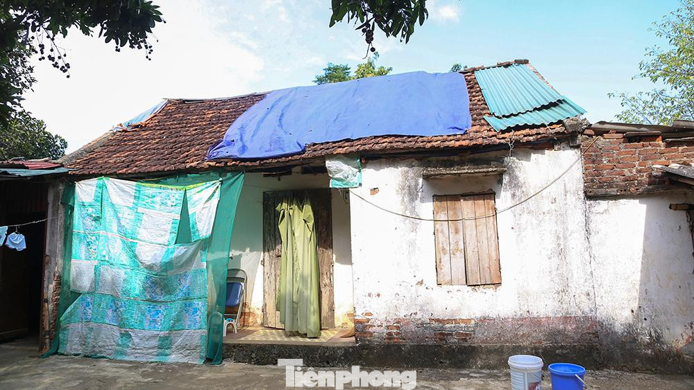 Ngôi nhà nhỏ của cô Hường thường xuyên bị dột khi mưa bão đến, đã vậy nhà không được cải tạo sửa chữa trong nhiều năm đã xuống cấp ít nhiều tiềm ẩn nguy hiểm cho những người trong gia đình cô.