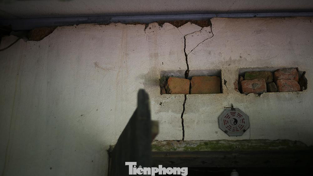 Nhiều căn nhà đã trong tình trạng nứt, vỡ .