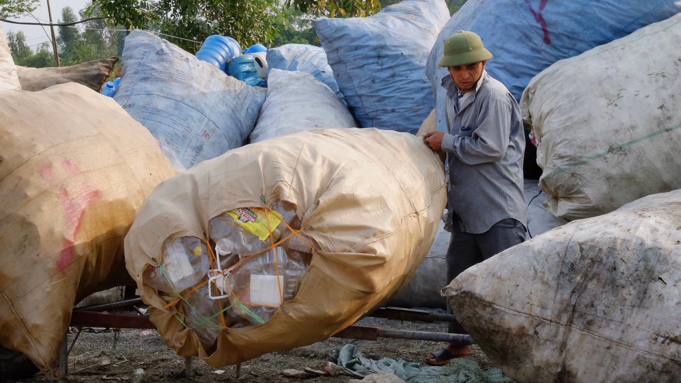 Sau khi được thu gom về xưởng tái chế, rác phế phẩm sẽ được sắp xếp theo từng loại để tiện cho việc chọn lọc.